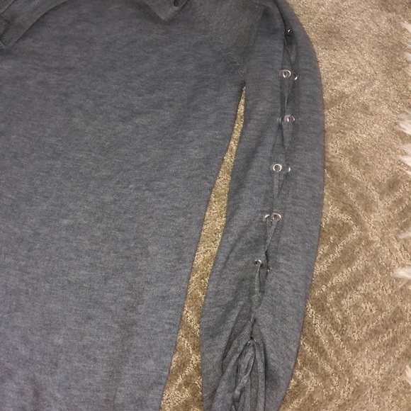 Gray long sleeve shirt with arm detail - Picture 4 of 5